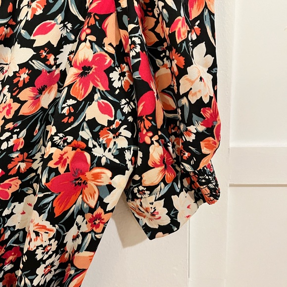 Dynamite Floral wrap dress - Picture 5 of 6
